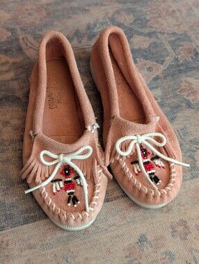 Minnetonka Light Pink Thunderbird Leather Beaded Moccasins - Size 7